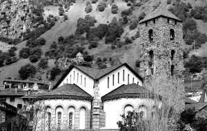 ¿Por qué invertir en Andorra? El proceso de apertura económica explicado anteriormente, ha permitido a Andorra posicionarse fuertemente como una plaza muy competitiva a nivel internacional para desarrollar proyectos de inversión e iniciativas empresariales diversas con el objetivo de ser un país atractivo para el emprendedor y captar innovación. La baja presión fiscal del país, continúa siendo uno de los puntos fuertes del país, comparado con el resto de países de su entorno más cercano, cosa que permite ser más competitivo al inversor vía diferencial de precios. Además, su excelente calidad de vida y riqueza de país lo convierten en un entorno inmejorable para hacer negocios o establecer la residencia. Hay que destacar también la apuesta firme que quiere hacer el país de cara a convertirse en un Smart Country de las nuevas tecnologías que lidere las innovaciones mundiales en éste sector. En este sentido, Andorra siempre se ha caracterizado por la fuerte cultura emprendedora de su gente que facilita que cualquier idea innovadora pueda verse materializada en un breve espacio de tiempo. Puntos fuertes a destacar: Alto nivel de vida con una renta per cápita de les más elevadas del mundo Baja presión fiscal que se traduce en una mayor competitividad en productos y servicios Déficit y endeudamiento sobre PIB en la banda más moderada de los países de la OCDE Fuerte cultura emprendedora e innovadora especialmente en el campo tecnológico Sanidad pública de calidad con convenios internacionales Tres sistemas educativos gratuitos y de la máxima calidad Elevada solvencia del sistema bancario andorrano Excelentes infraestructuras turísticas y ofertas de ocio Riqueza cultural con más de mil años de historia además de un entorno natural excepcional Elevada seguridad con una de les más bajas tasas de criminalidad del mundo